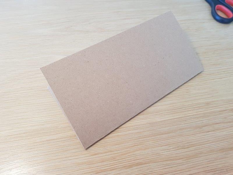 Kvadrat af papir foldes på midten