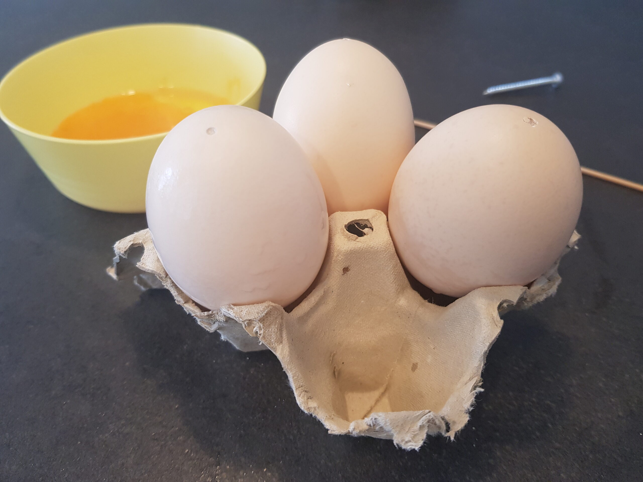 Pustede æg i bakke